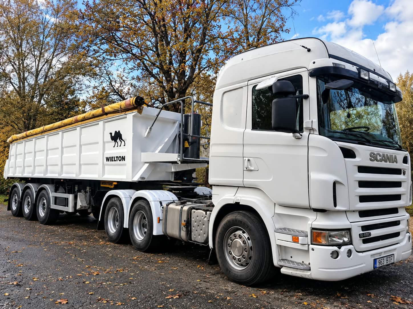 Valge Scania veok Wieltoni kallurhaagisega